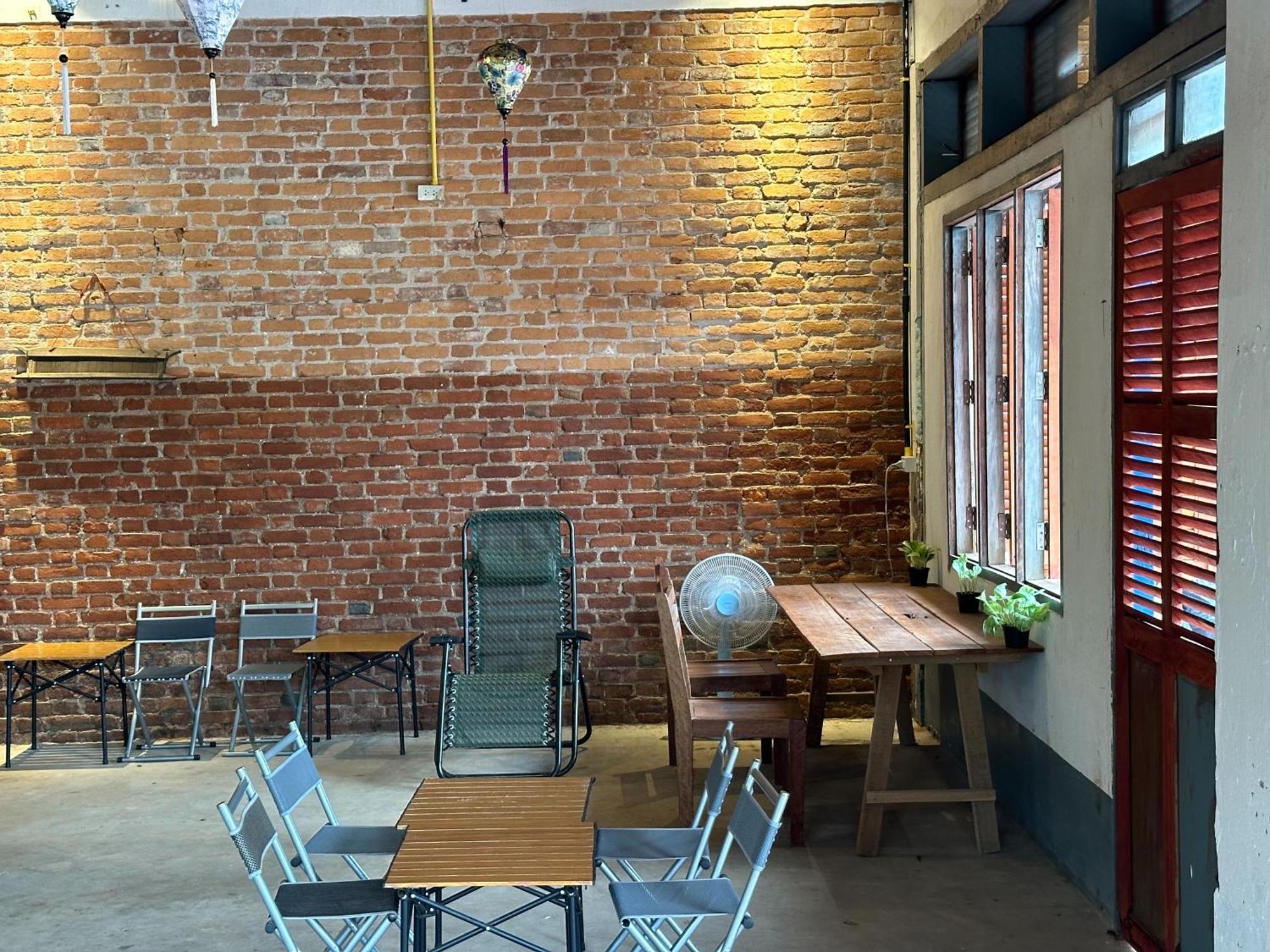 Via Thakhek Hostel & Cafe Eksteriør bilde